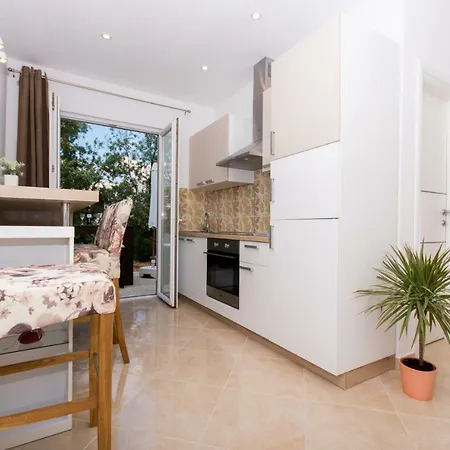 Sandra 招待所 特罗吉尔